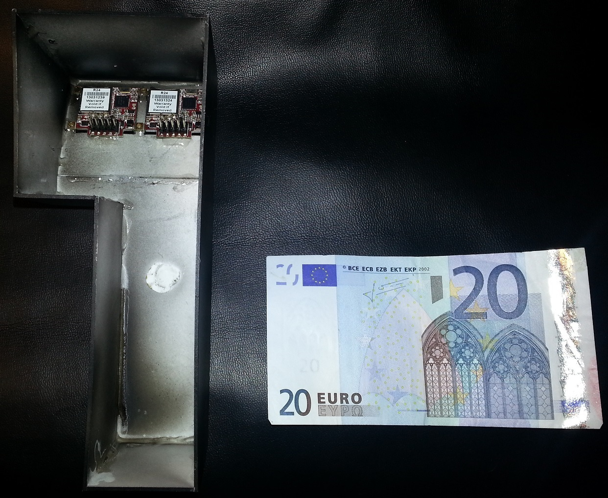 Bild Console Hinterseite mit 20 € Schein